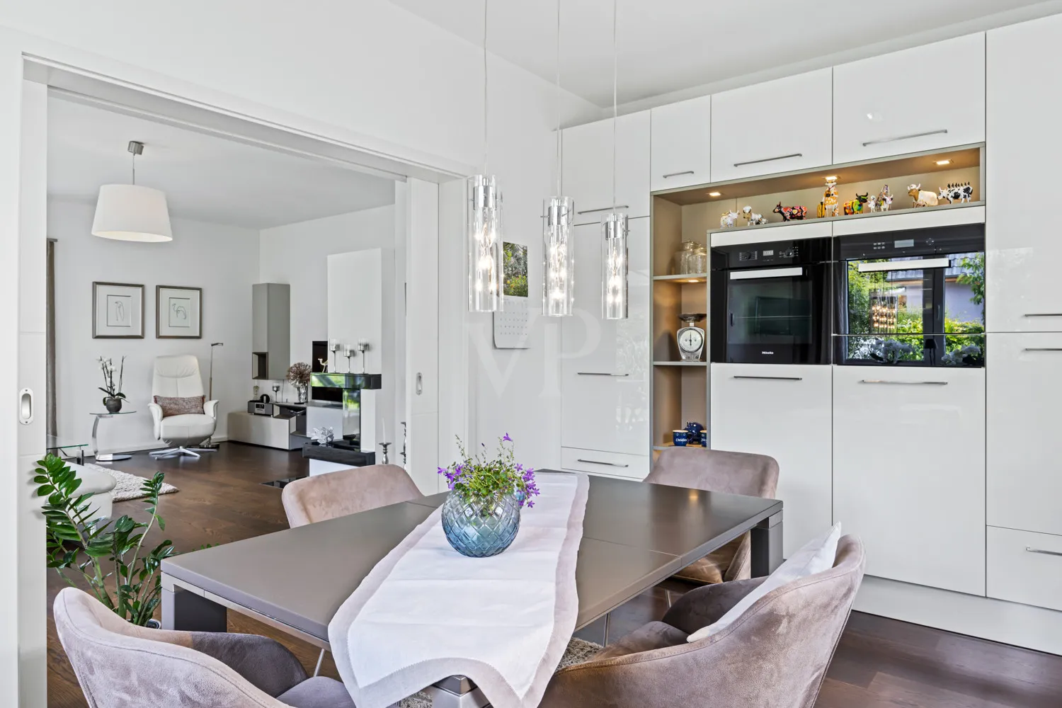 Blick aus der Küche ins Wohnzimmer