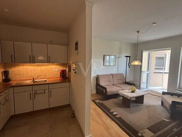 Wohnzimmer mit halboffener Küche