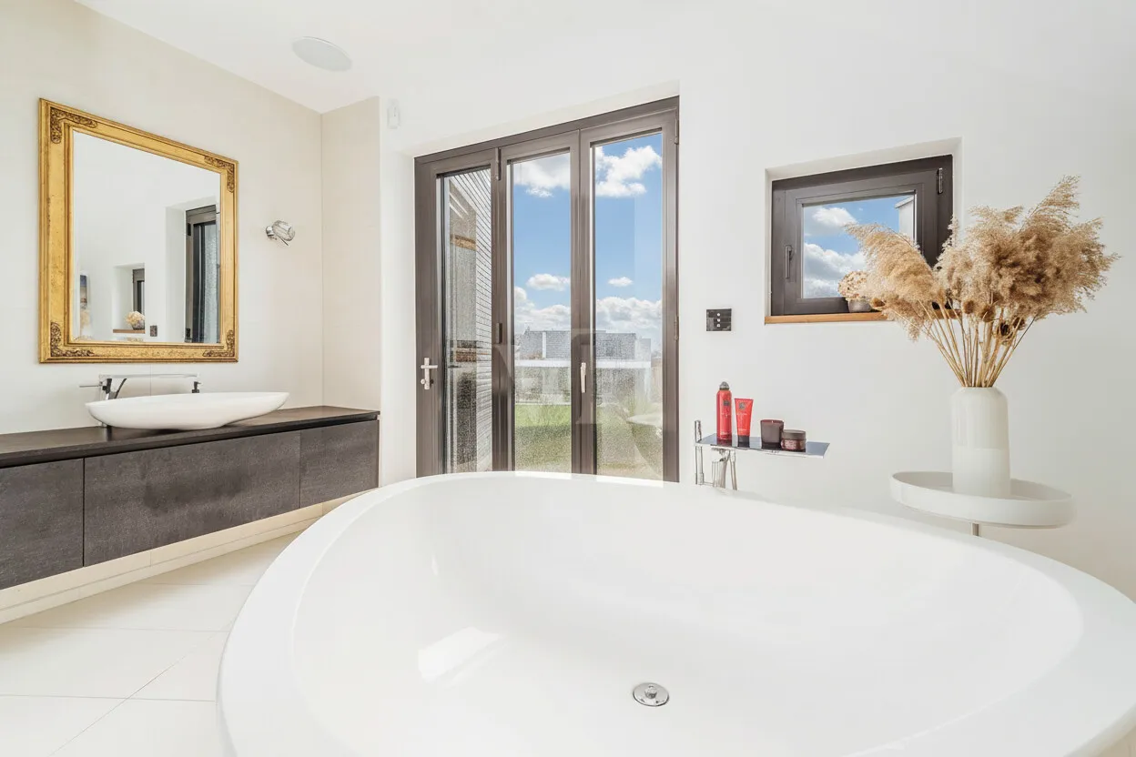 Masterbad mit freistehender Badewanne und Balkon