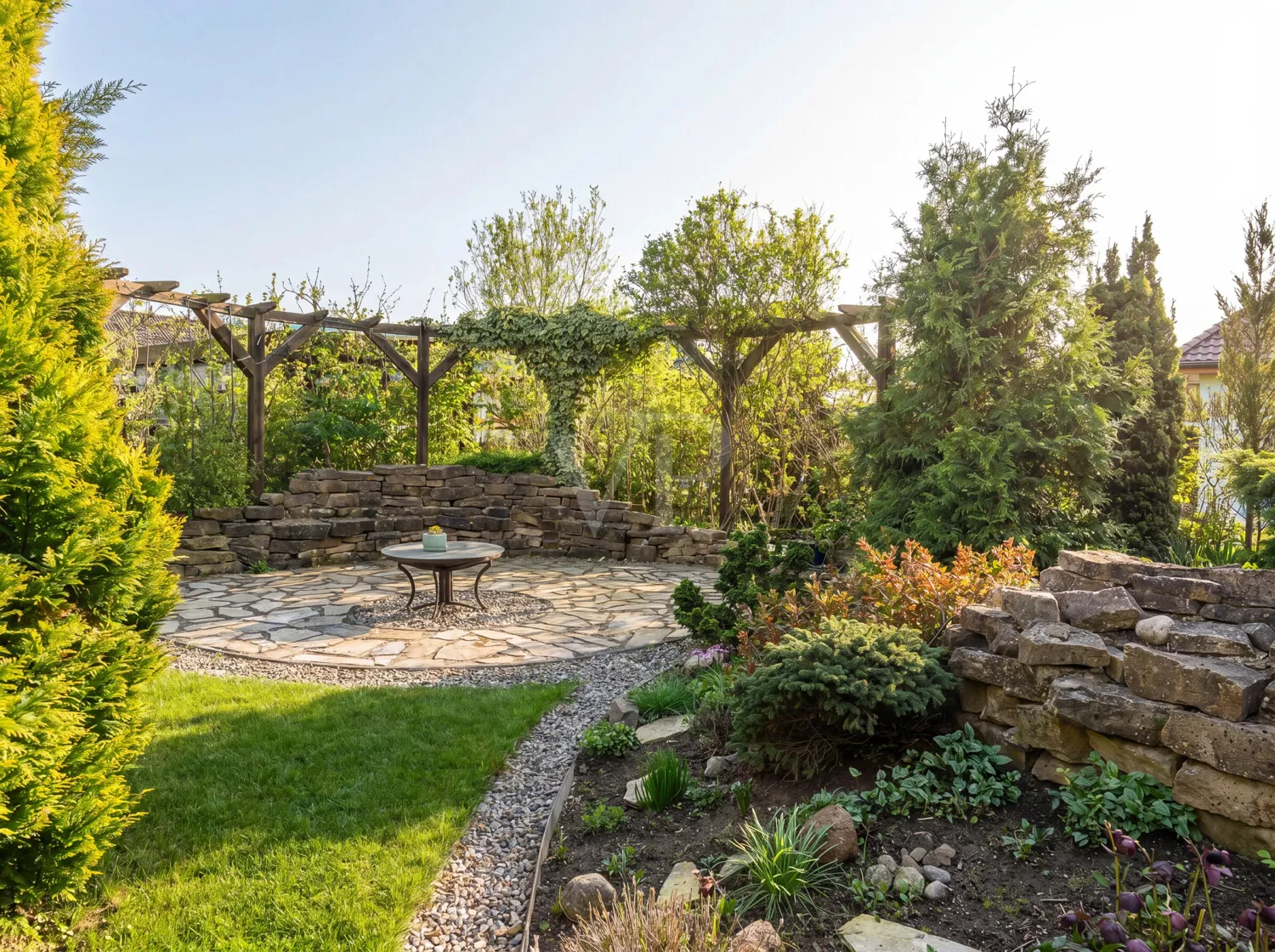 Grill- und Feuerstelle mit geschwungener Pergola  und vorgelagertem Hochbeet