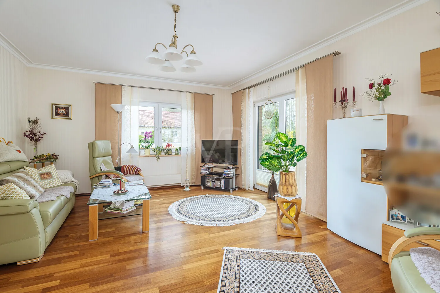 Wohnzimmer mit Kamin und Terrassenzugang