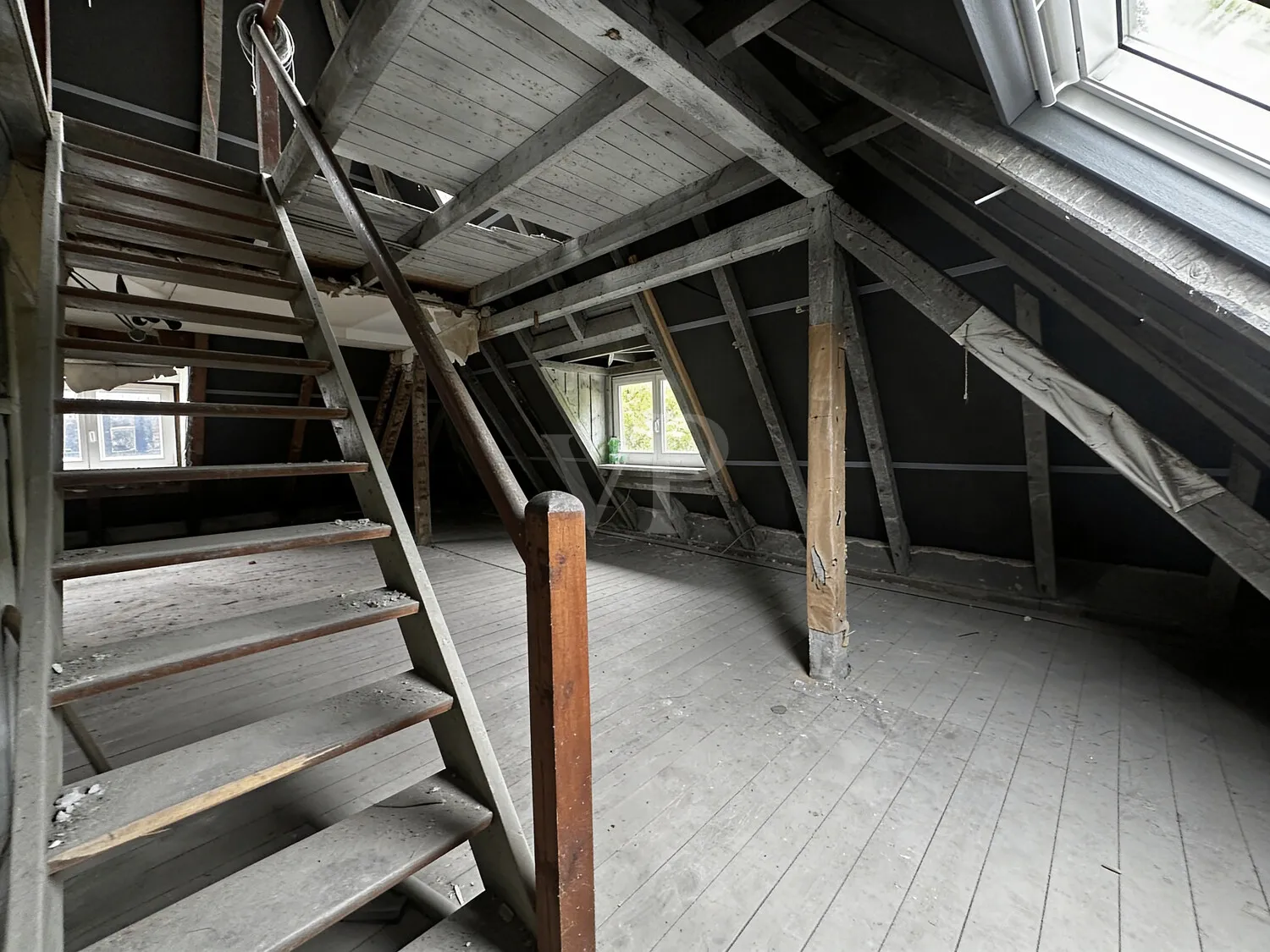 Wohnbereich im DG mit Treppe in den Spitzboden I Galerie IST