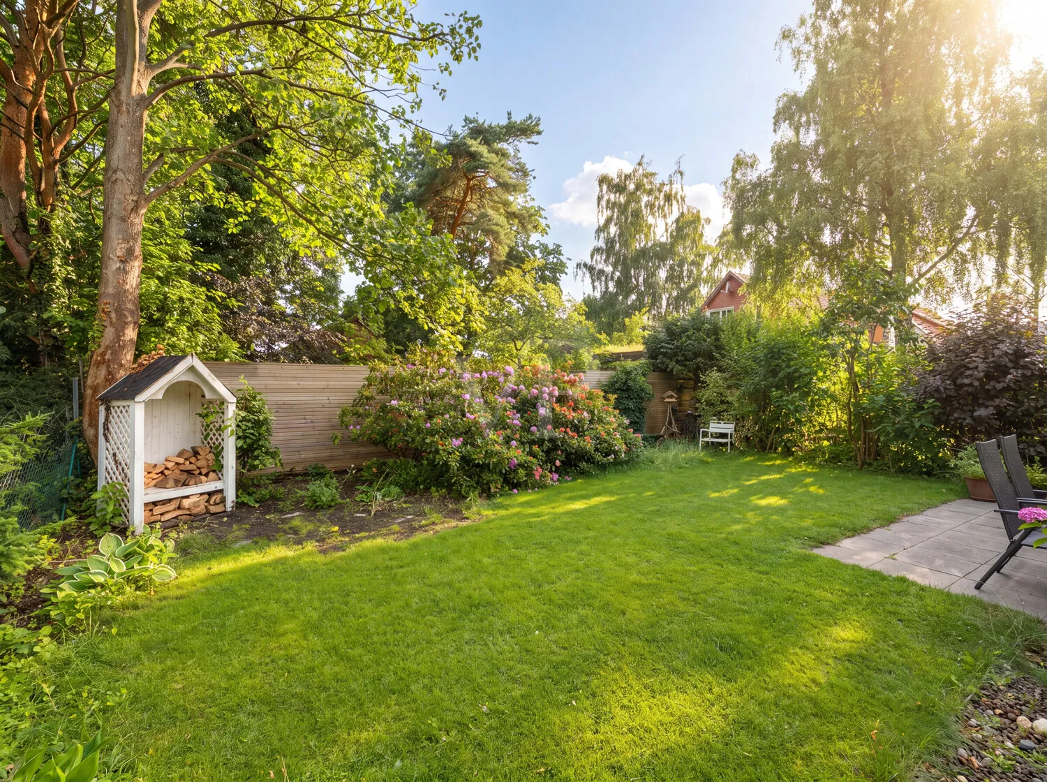 grüne, private Gartenidylle