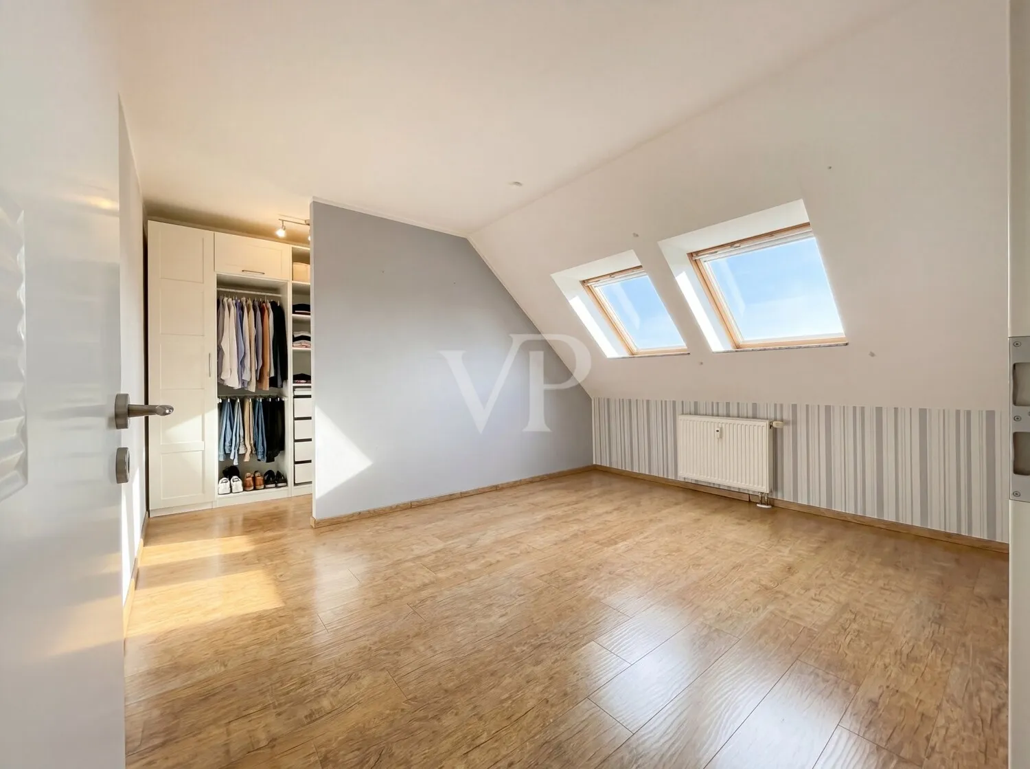 Schlafzimmer mit begehbarem Kleiderschrank