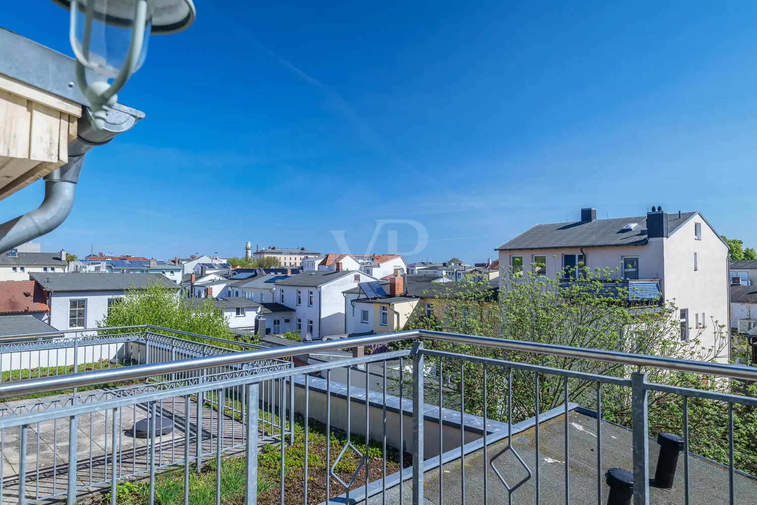 Ausblick über die Dächer bis zum Leuchtturm