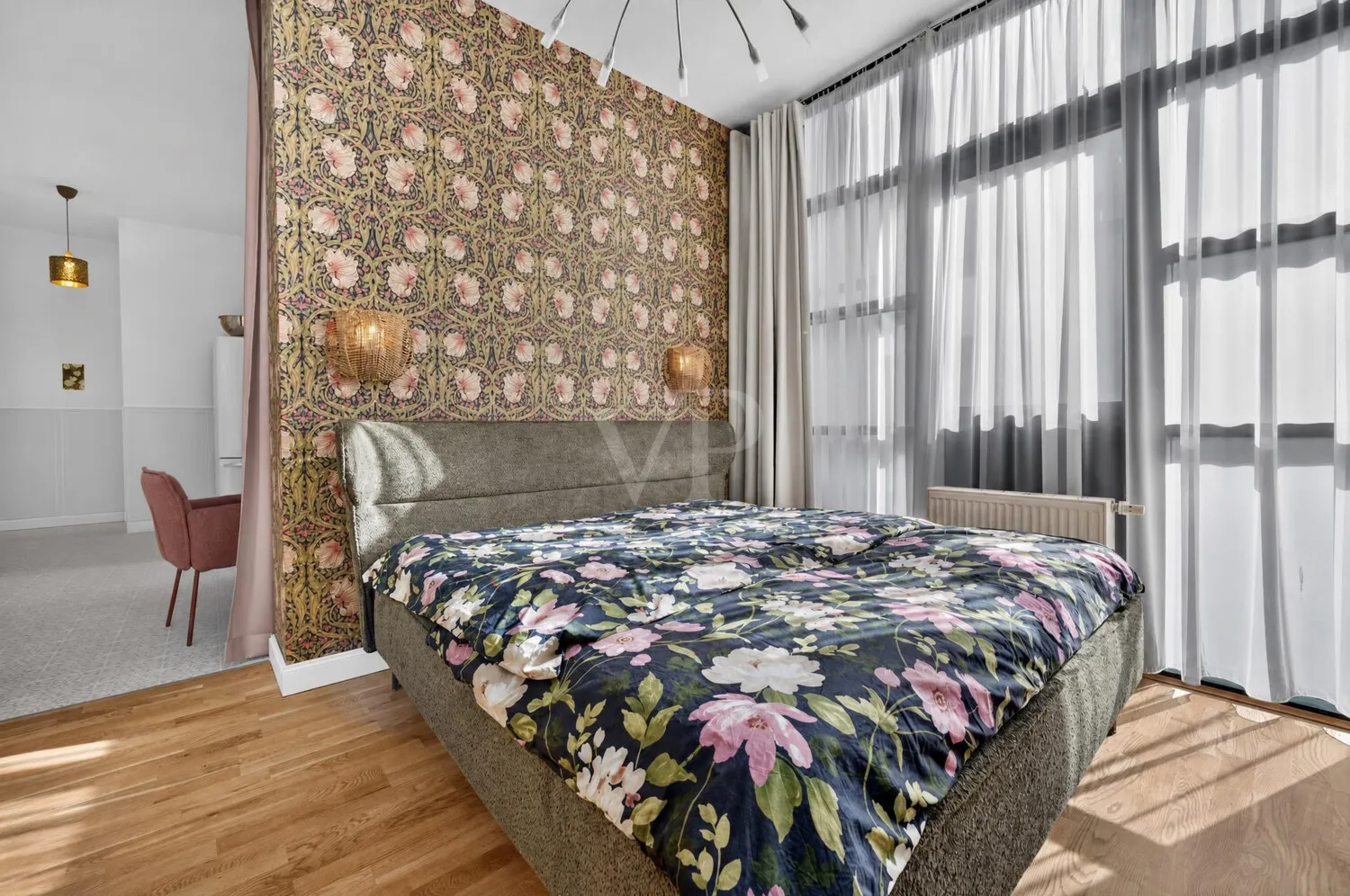 Lichtdurchflutetes Schlafzimmer