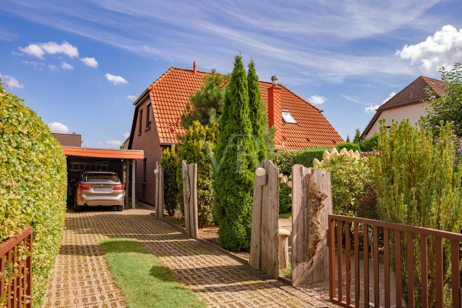 Auffahrt mit Carport