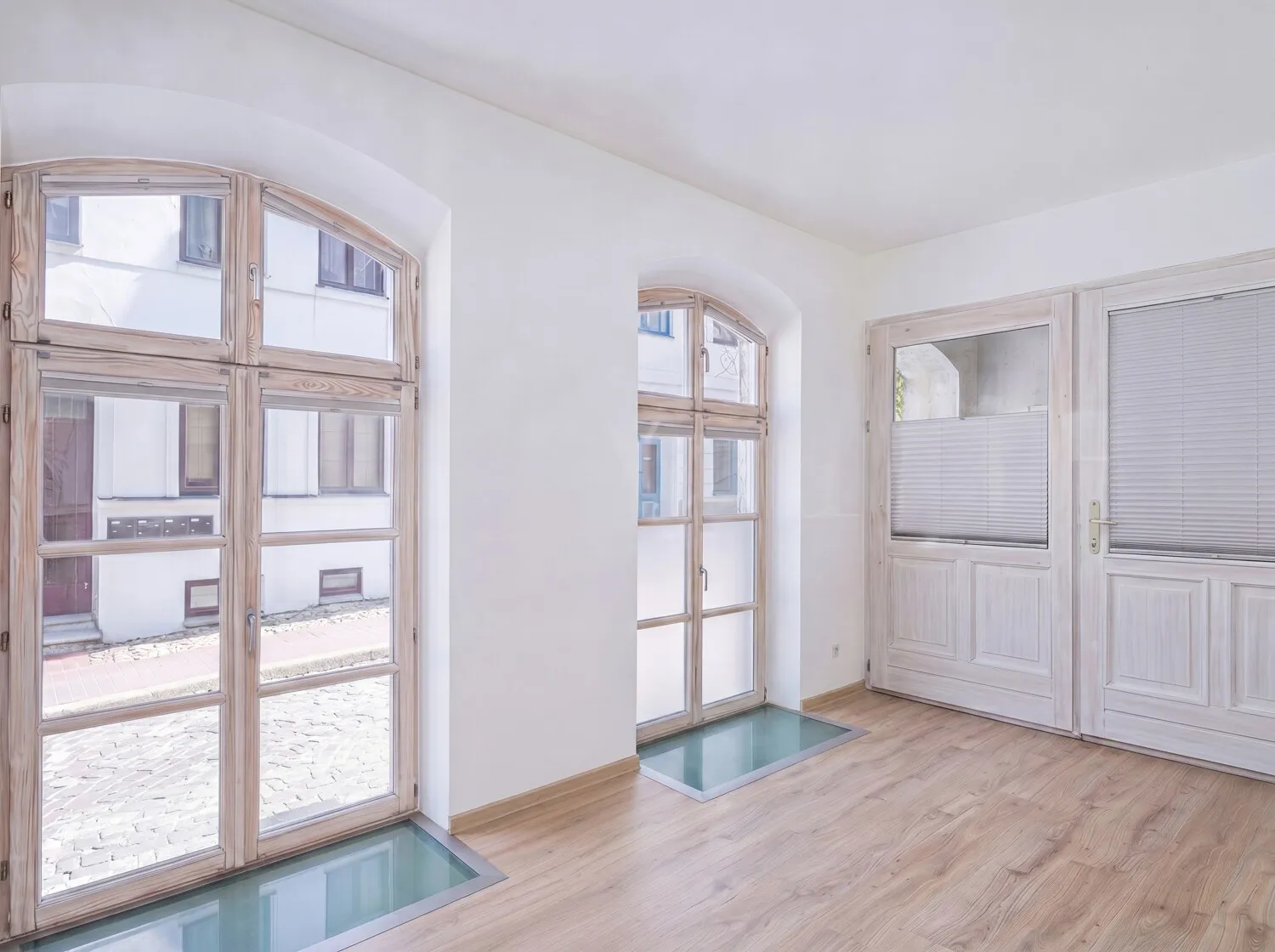 Büro mit bodentiefe Fenstern