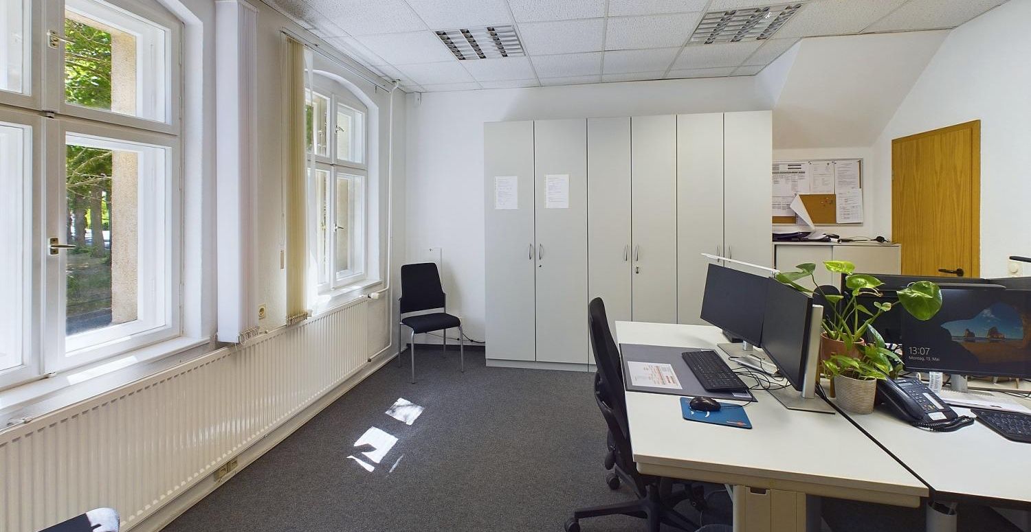 Großes Büro im Erdgeschoss