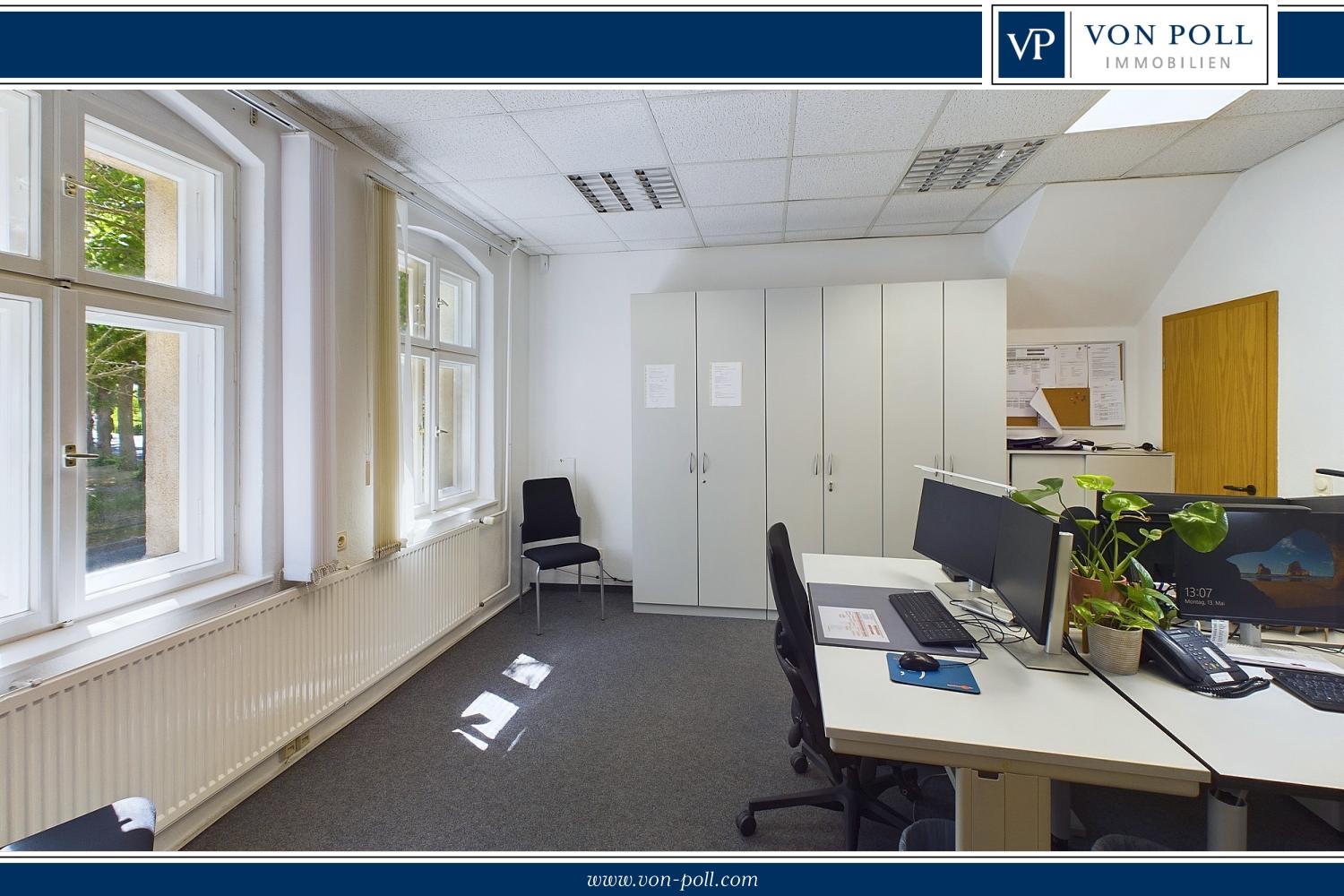 Großes Büro im Erdgeschoss