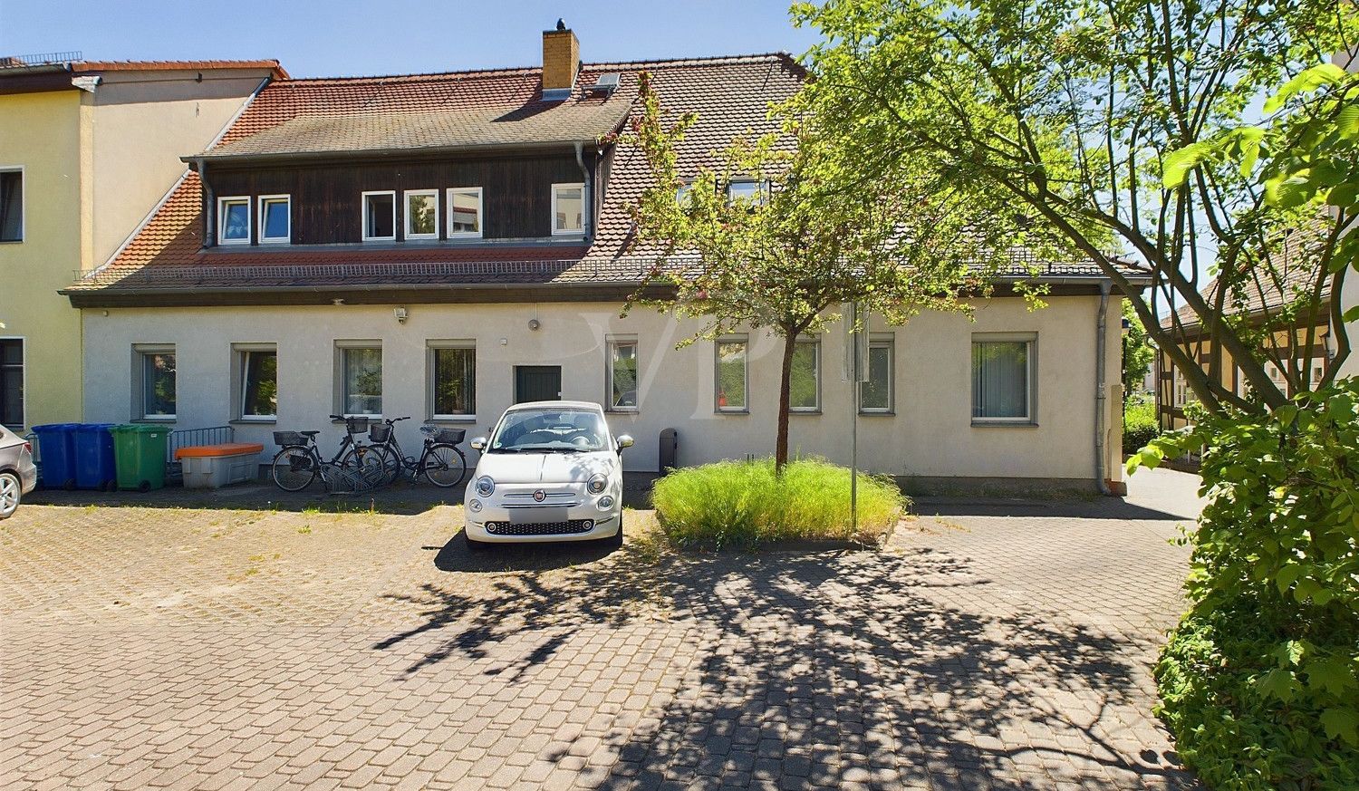 Parkplätze auf dem Hinterhof