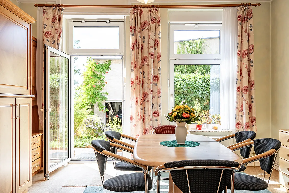 Esszimmer mit Anschluss an die Terrasse