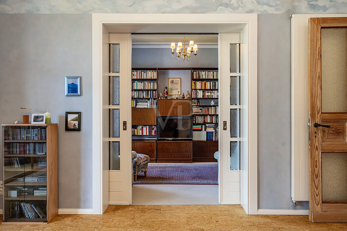 Blick auf die historische Schiebetür, EG