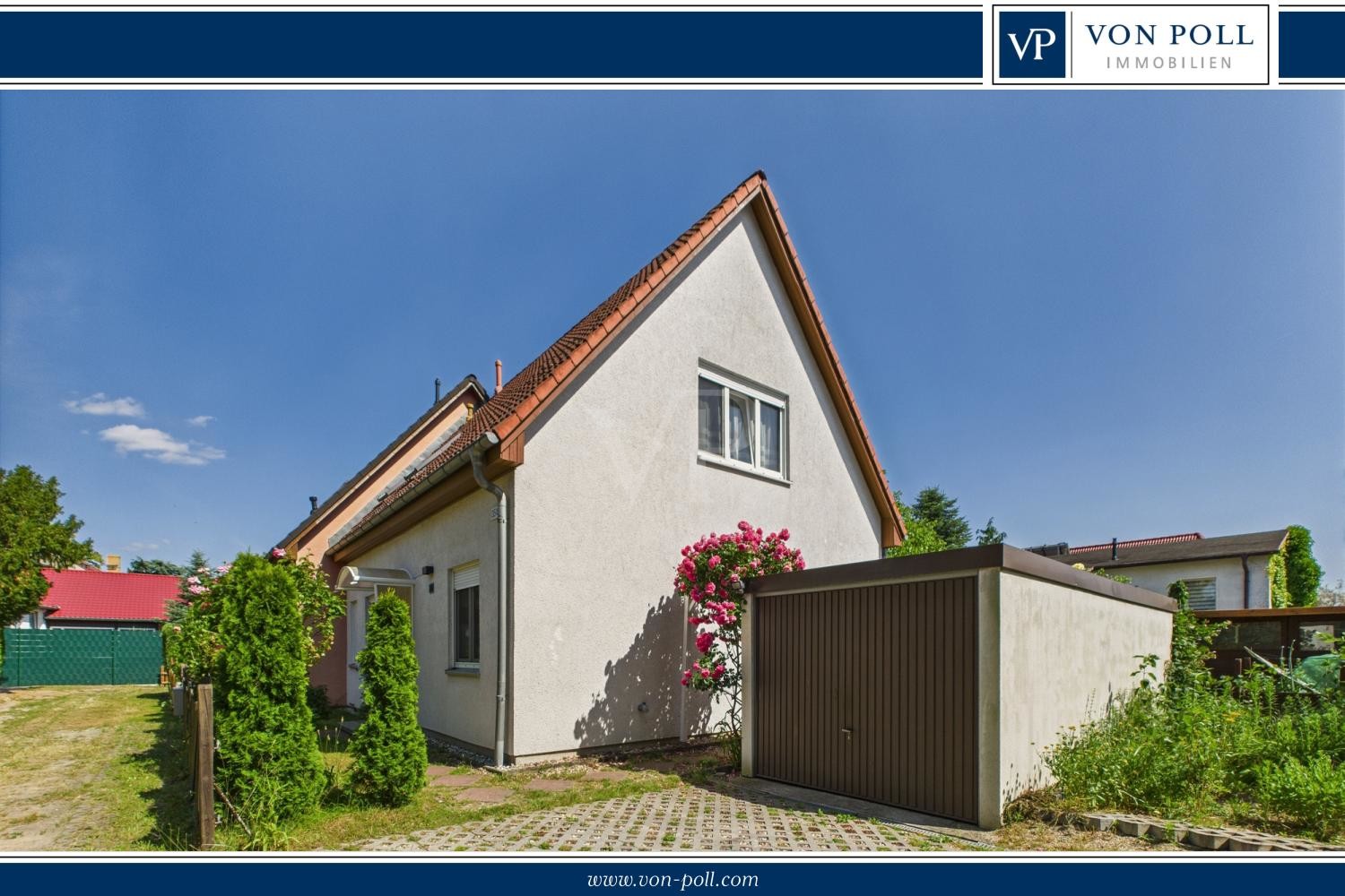 Blick auf die Einfahrt und Garage