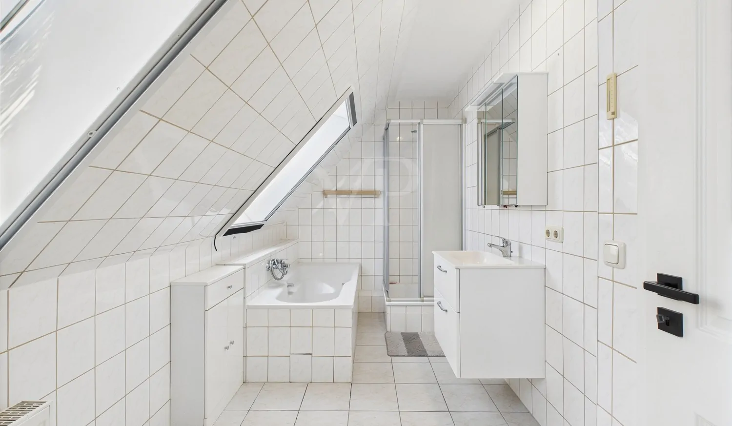 Helles Masterbad mit Wanne, Dusche und WC im Obergeschoss