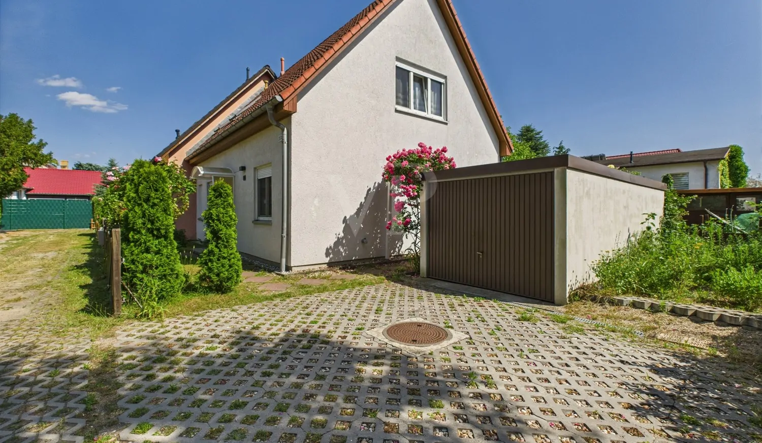 Blick auf die Einfahrt und Garage