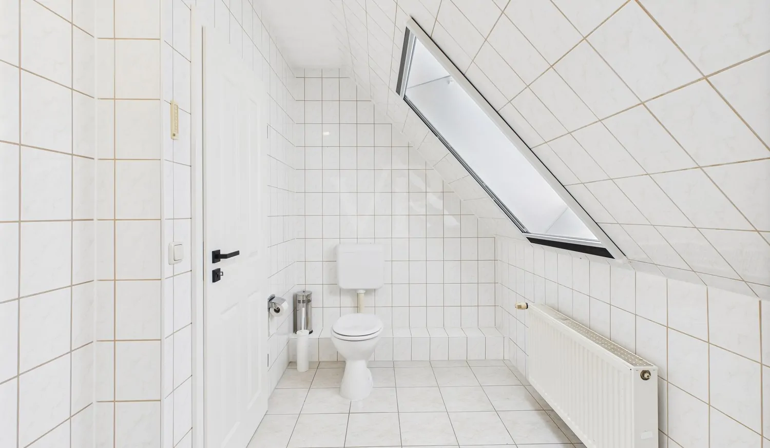 Helles Masterbad mit Wanne, Dusche und WC im Obergeschoss