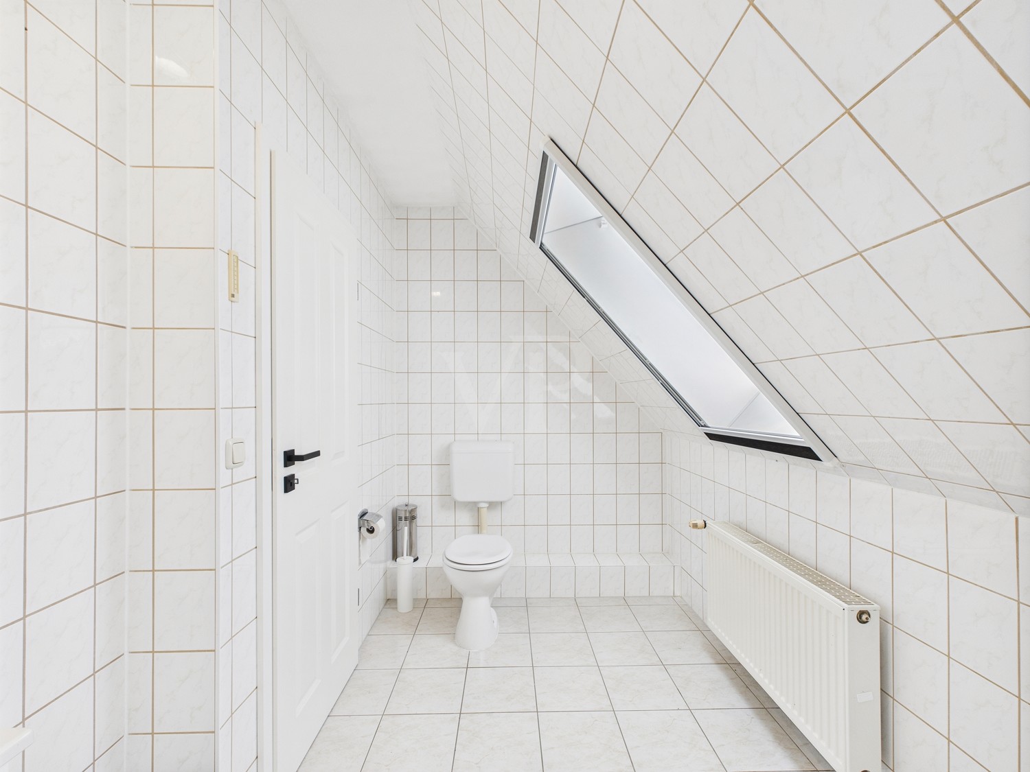 Helles Masterbad mit Wanne, Dusche und WC im Obergeschoss