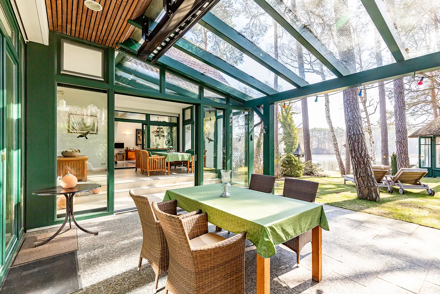 Überdachte Terrasse mit Seeblick