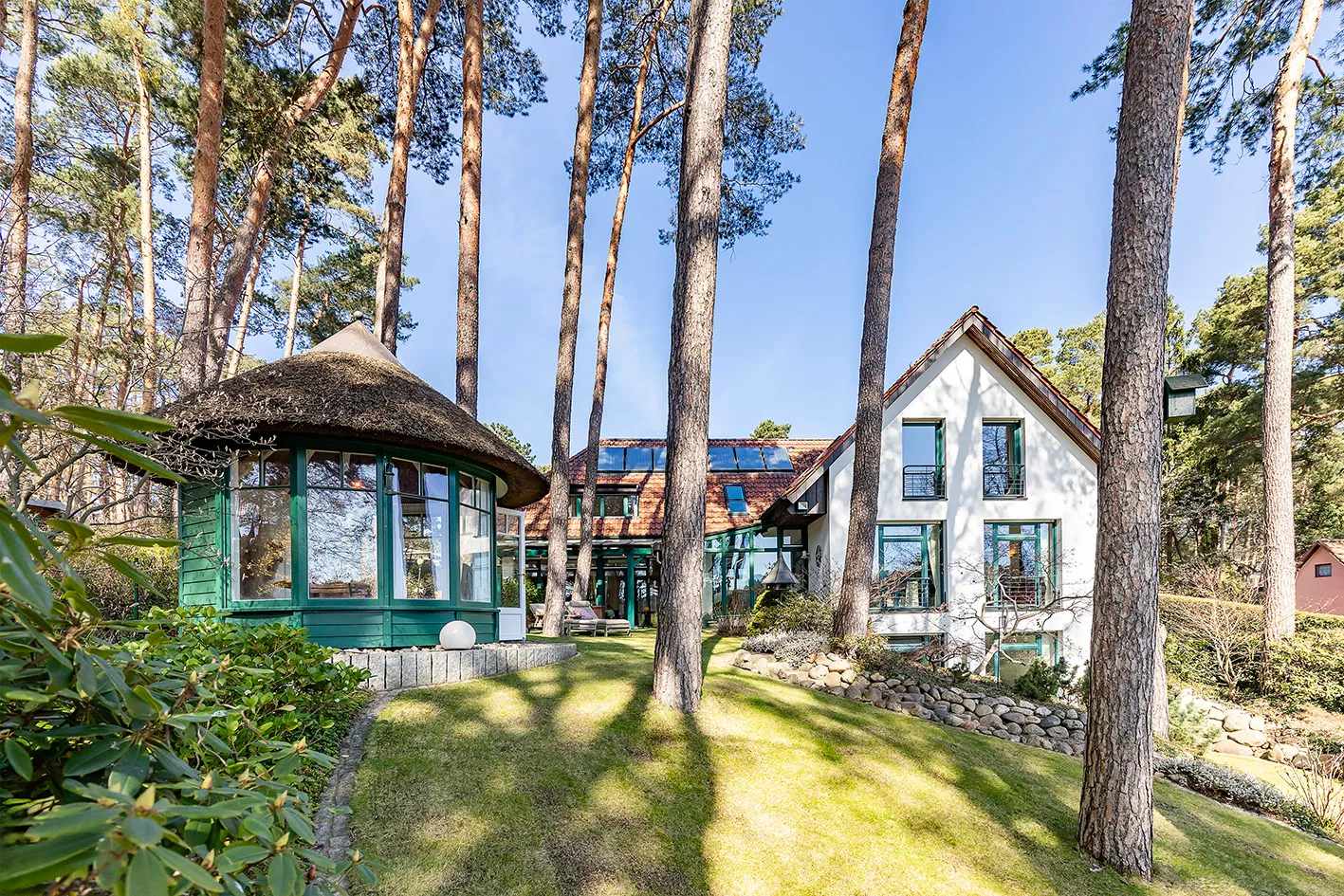 Blick vom Ufer zur Villa und zum Pavillion