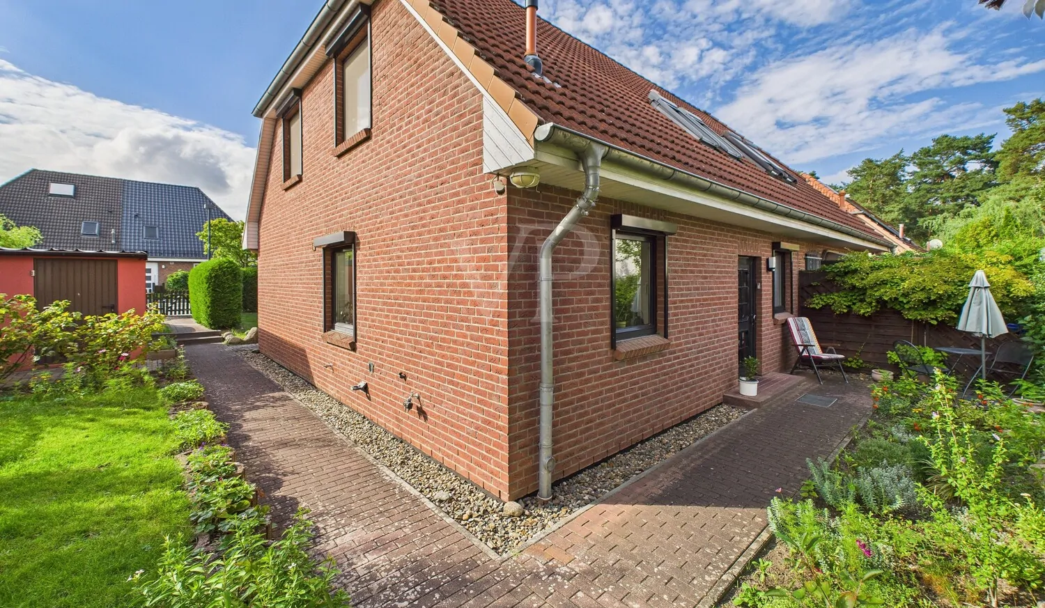 Blick über das Grundstück und auf den Hauseingangsbereich