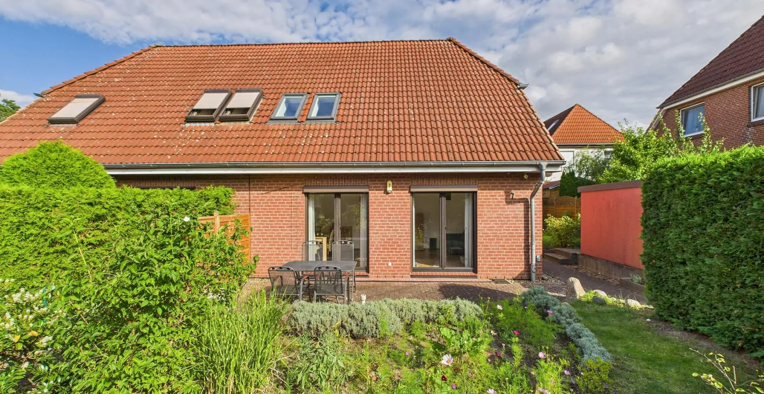 Blick auf das Haus und den Terrassenbereich