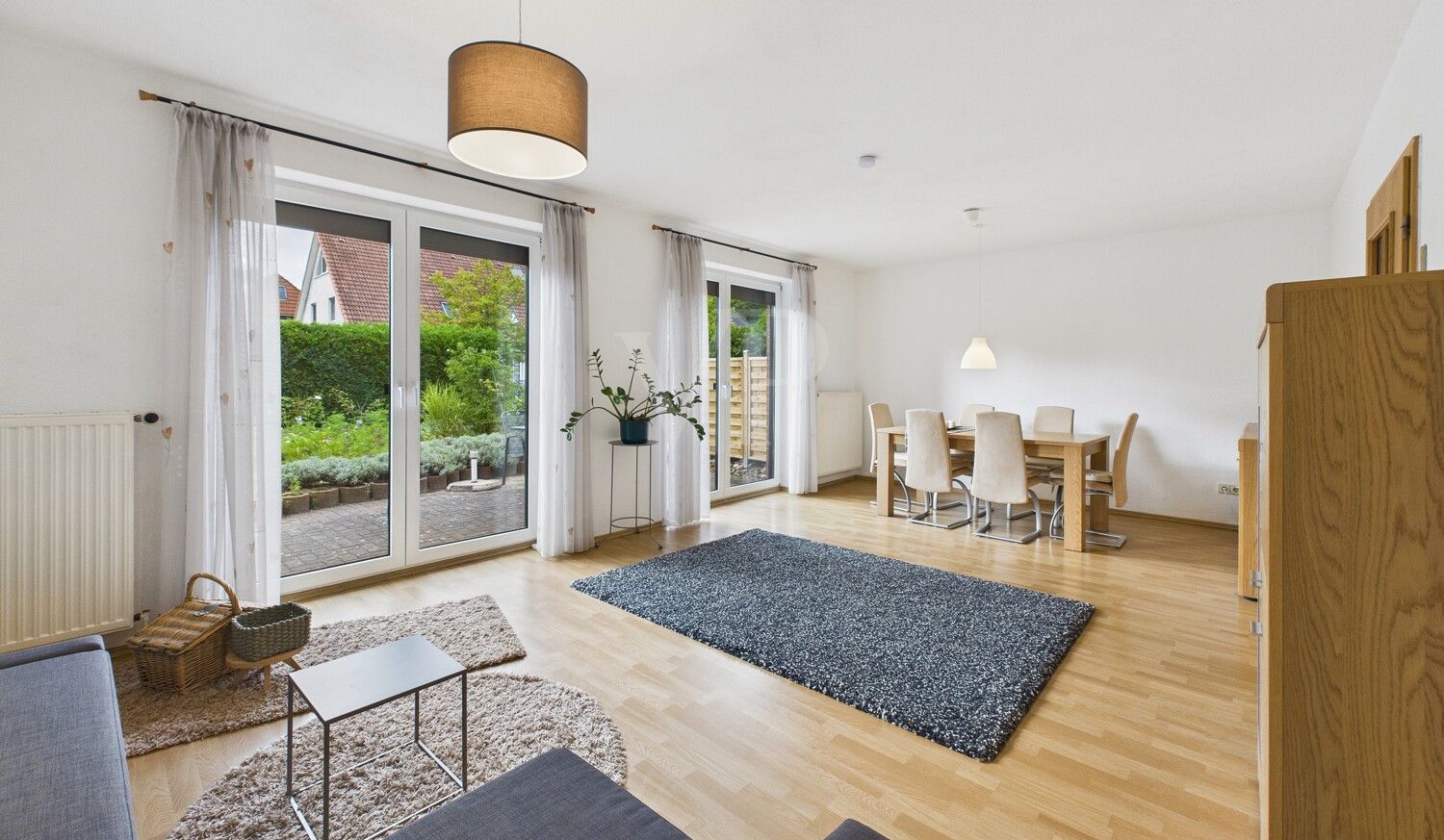 Wohn-/ Esszimmer mit Terrasse