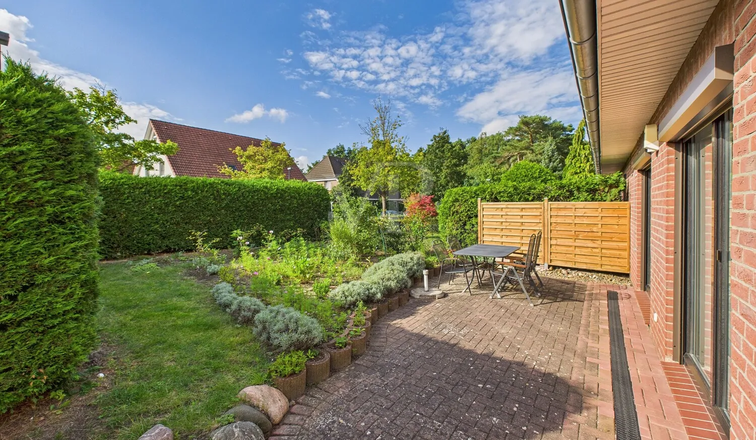 Blick auf die Terrasse und in den Garten