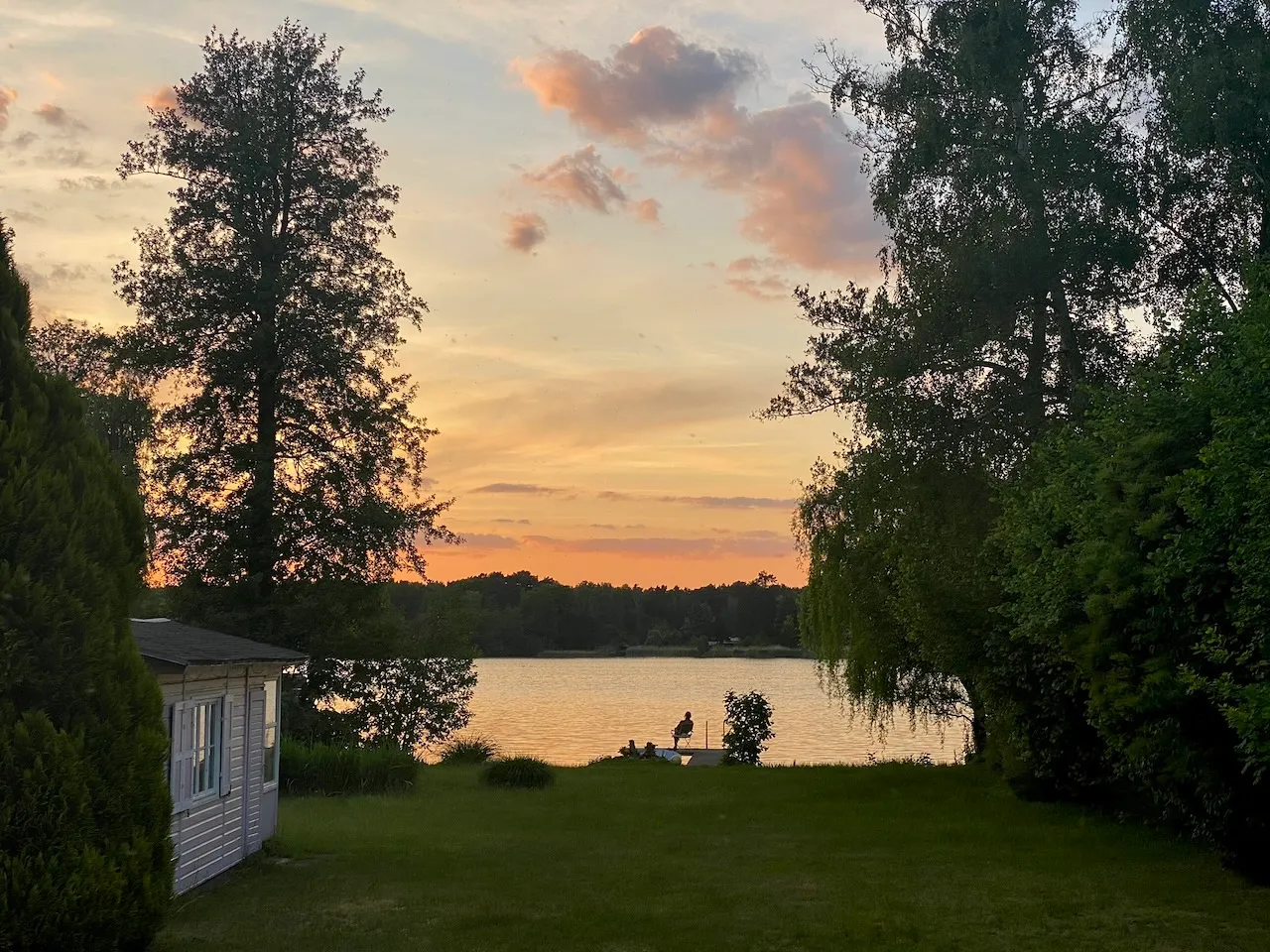 Blick auf den See am Abend