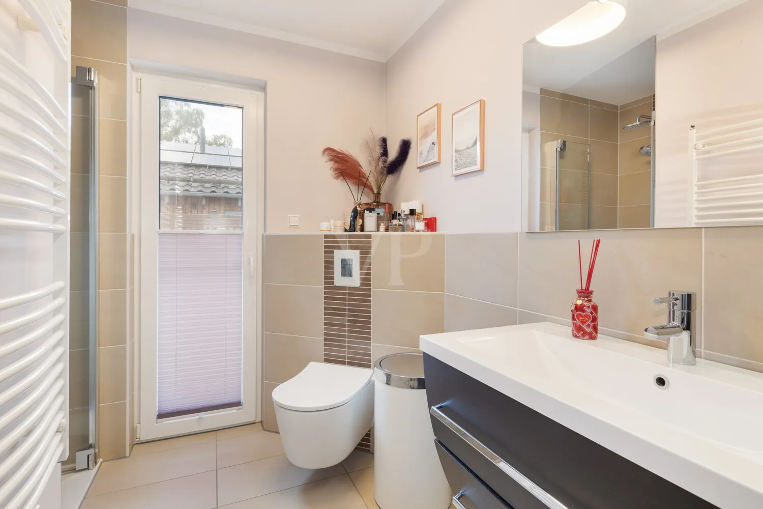 Badezimmer mit ebenerdiger Dusche im EG