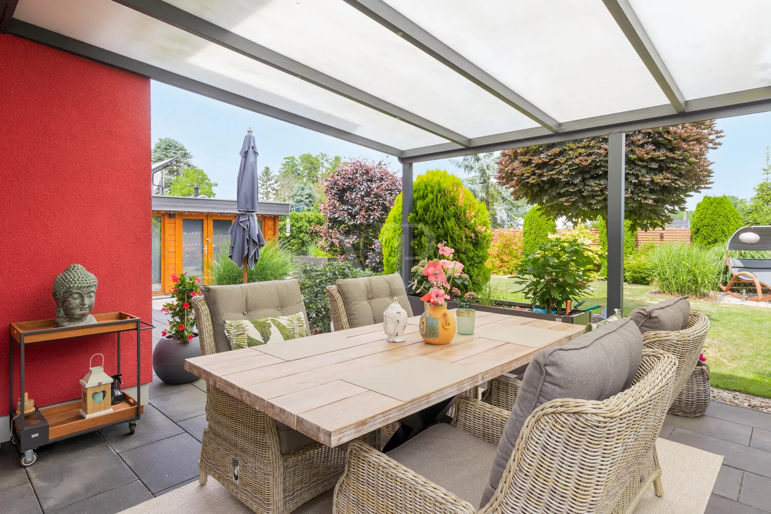Blick von der Terrasse in den Garten