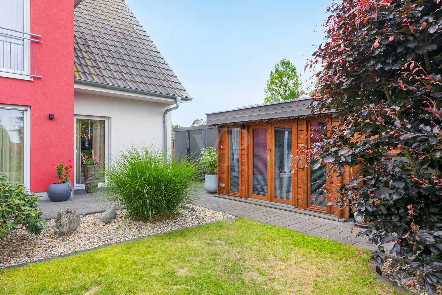 Blick in den Garten und auf den Holzschuppen