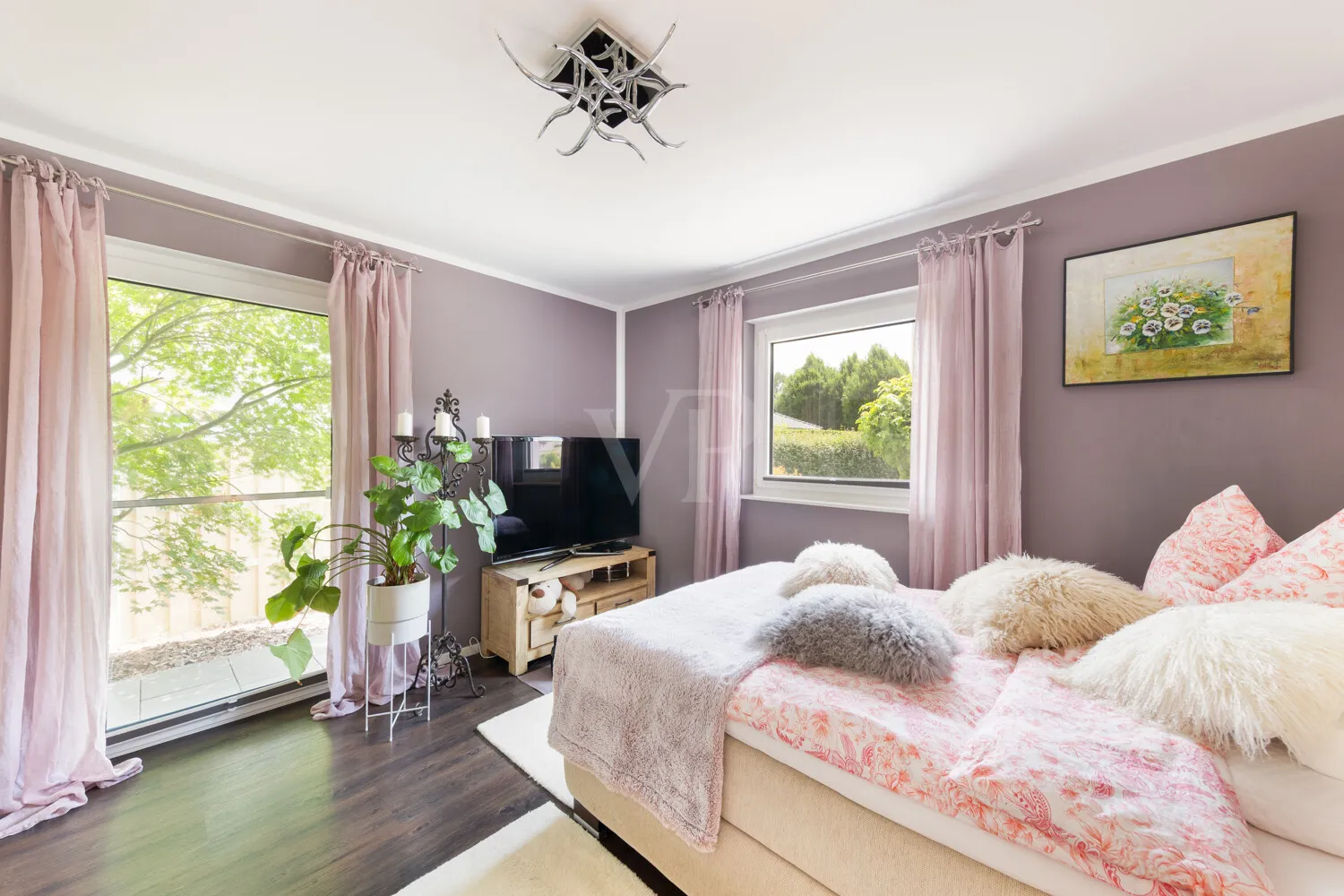 Schlafzimmer mit integriertem Ankleidebereich im EG