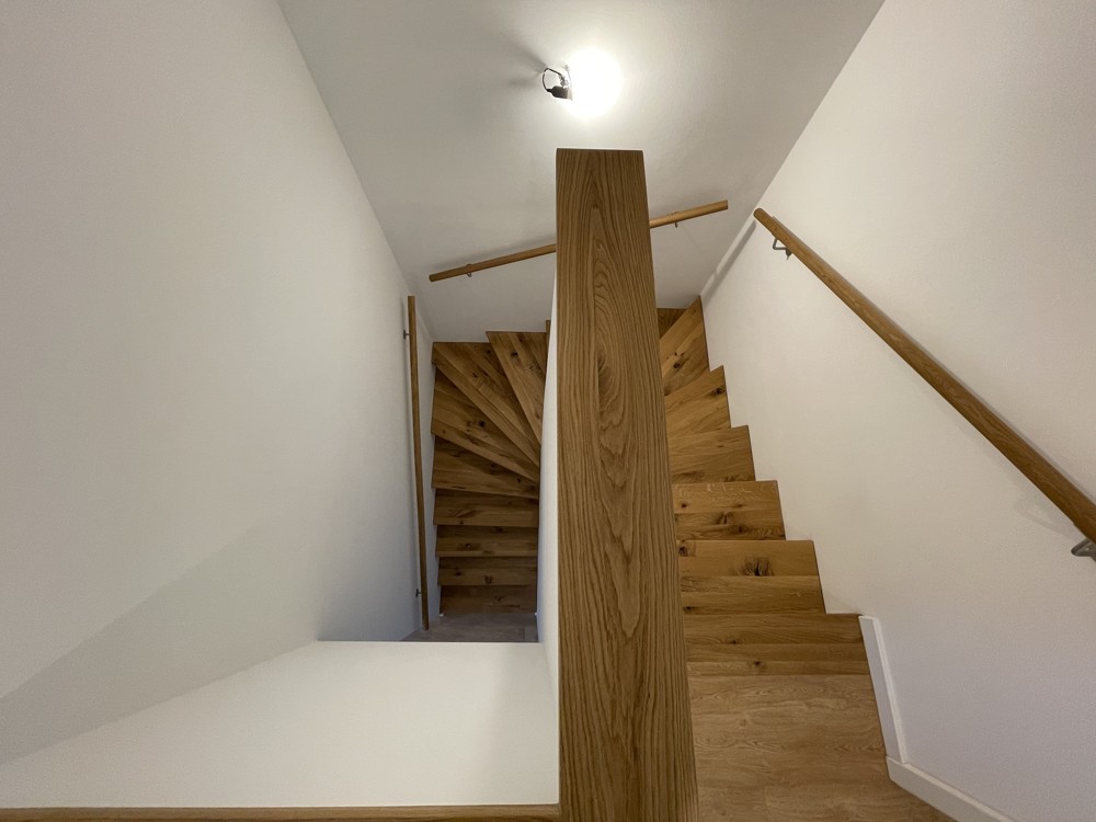 Holztreppe - Blick ins Untergeschoss