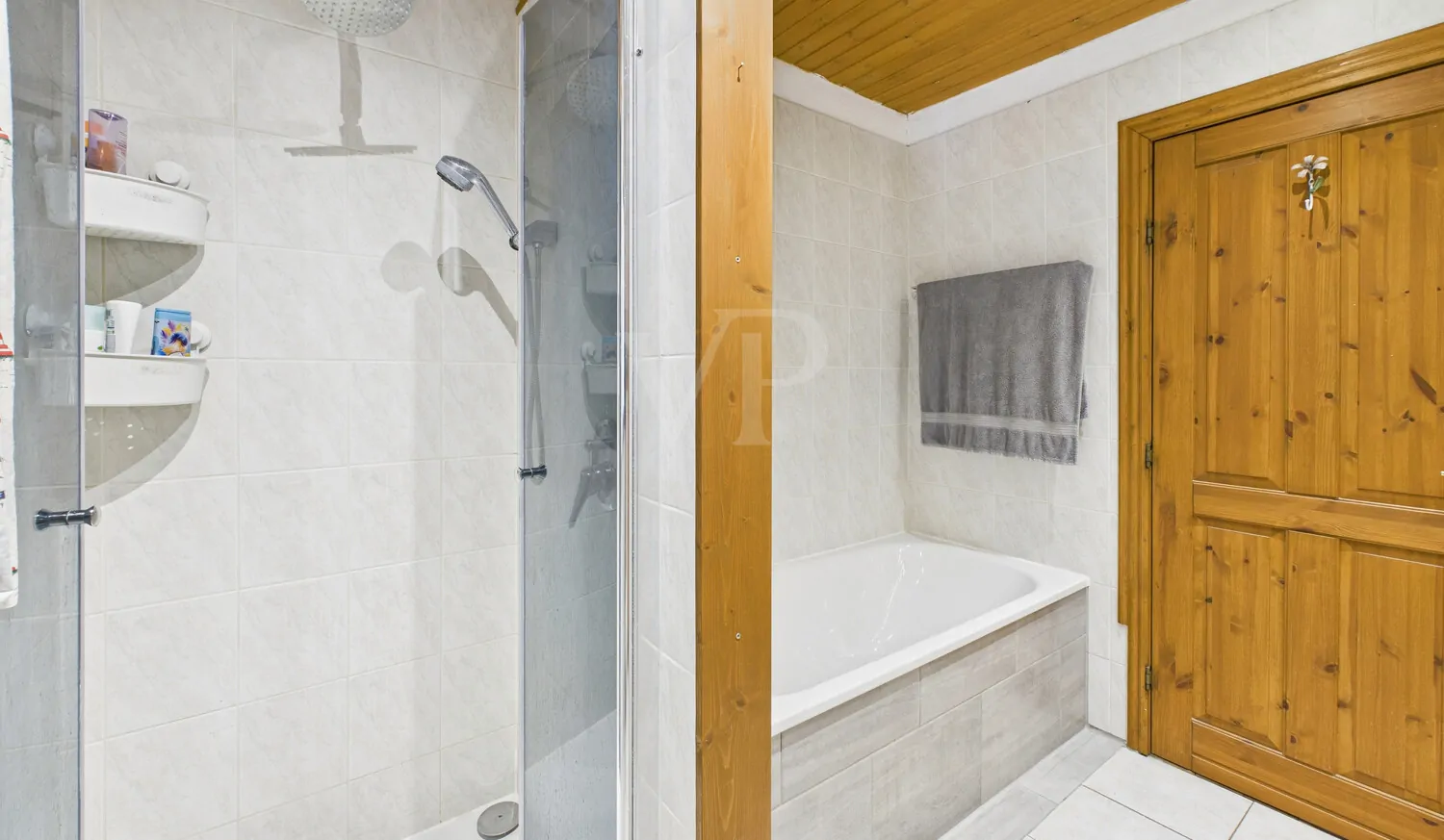 Badezimmer mit Badewanne, ebenerdiger Dusche, Waschtisch, WC und Fenster