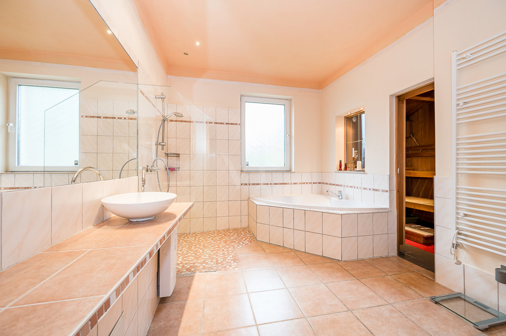 Masterbad mit Dusche, Badewanne & Sauna