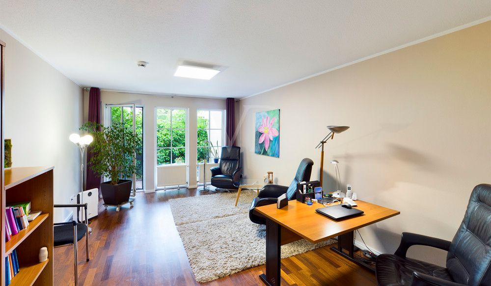 Büro- oder Praxisraum mit Terrassenaustritt