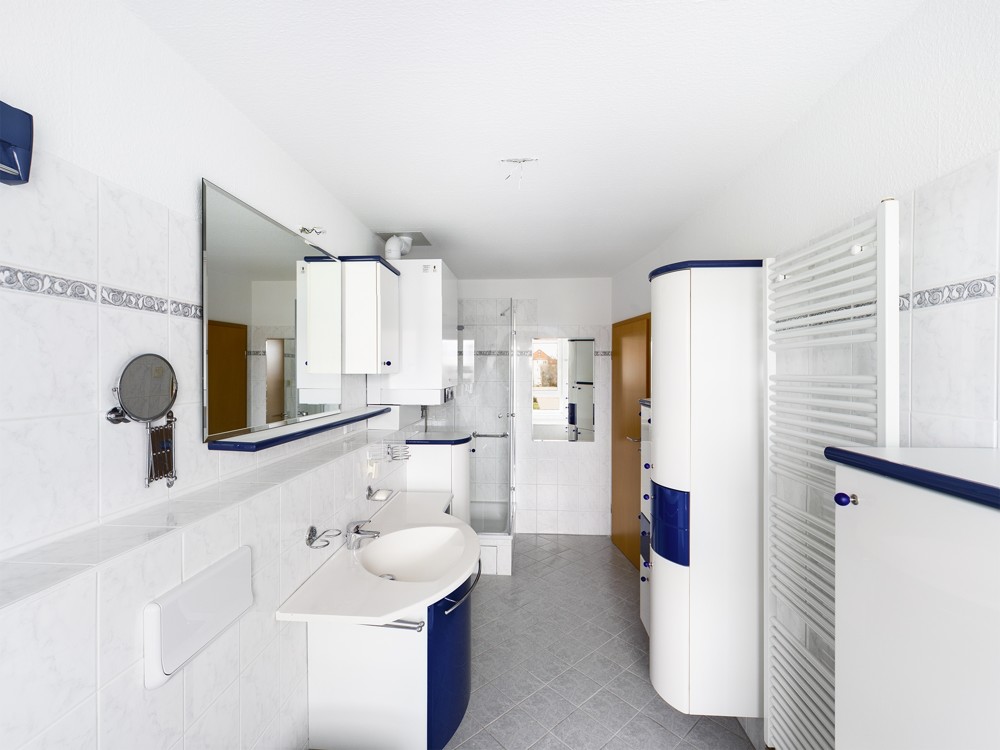 Badezimmer mit Badewanne & Dusche (OG)
