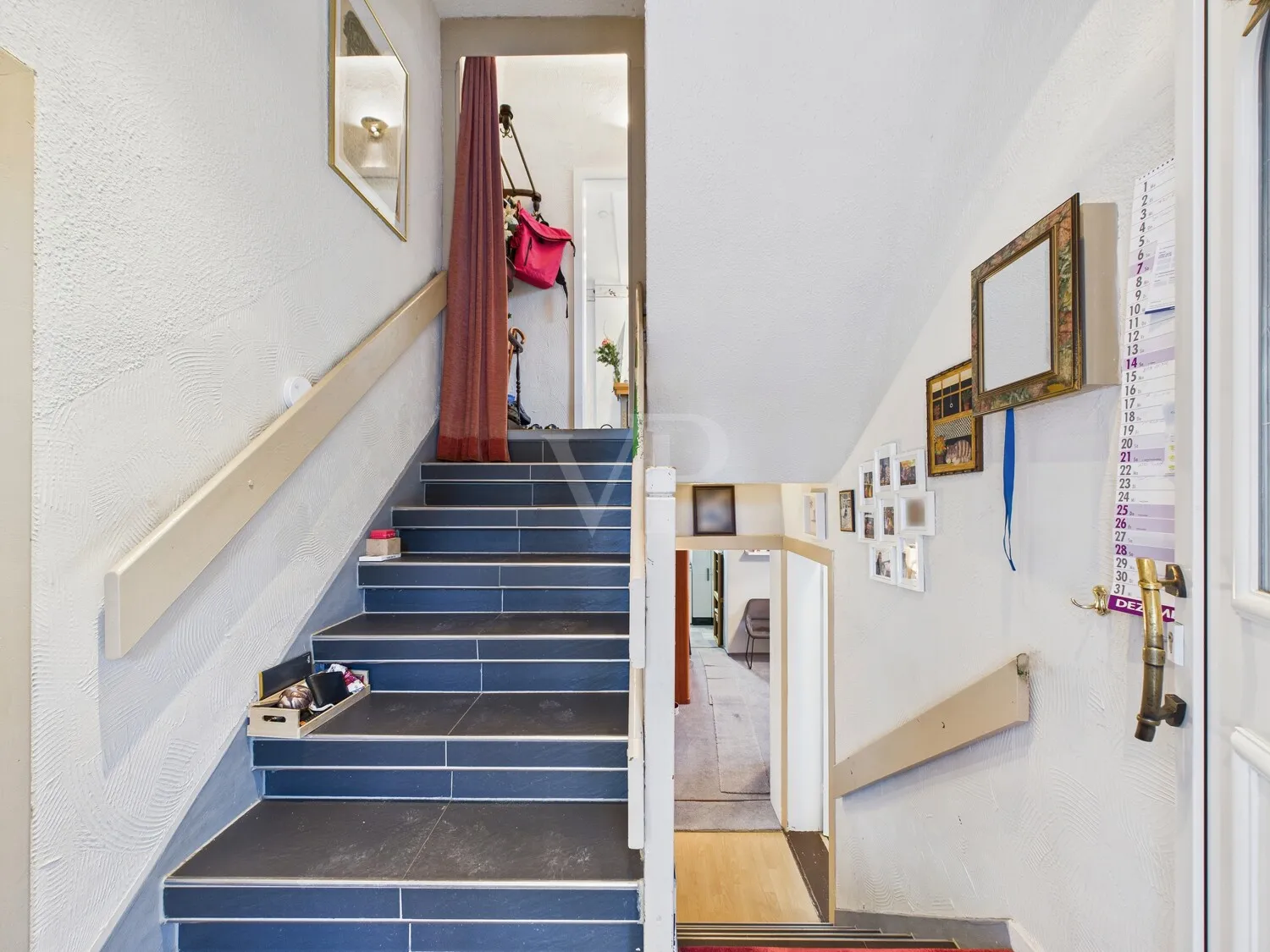 Hauseingangsbereich mit Treppe in das Obergeschoss (Hochparterre) und in das Kellergeschoss