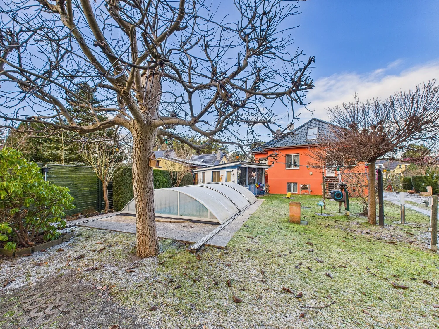 Blick in den Garten und auf den Pool