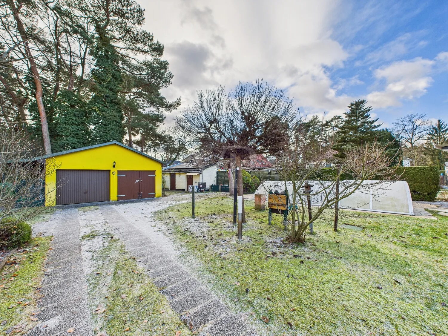 Blick in den Garten und auf die Garagen