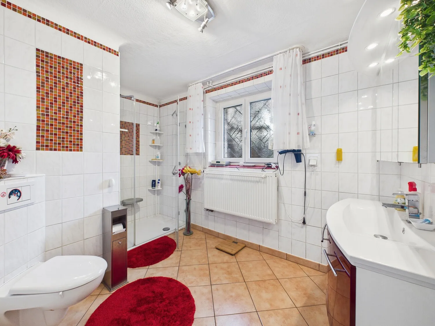 Badezimmer mit Dusche im KG