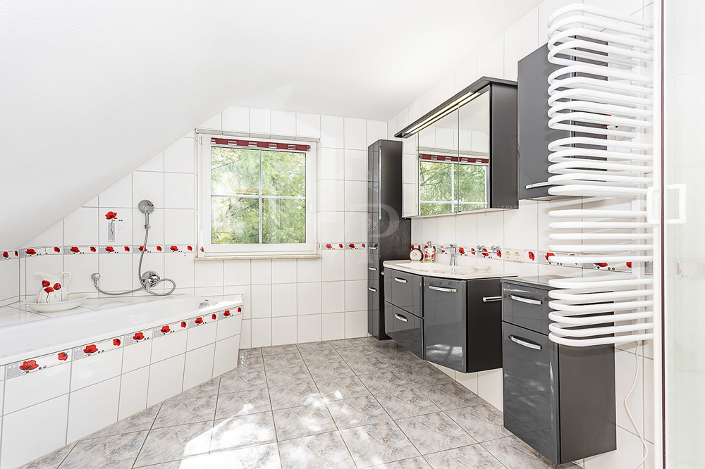 Badezimmer mit Dusche und Wanne im OG (Haus 1)