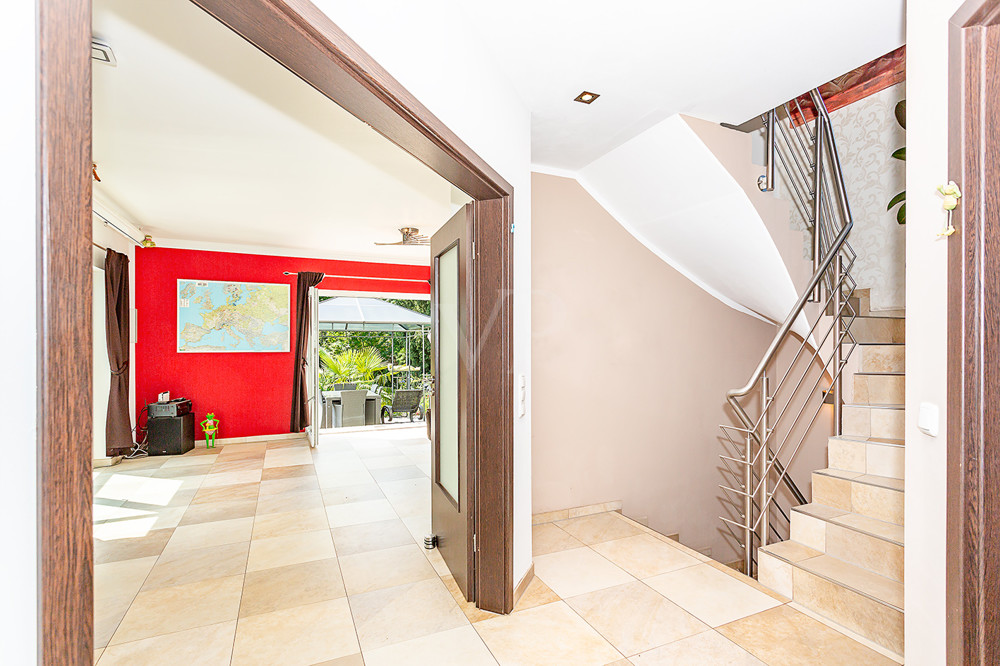 Flur / Eingangsbereich (EG) mit Blick zur Treppe und in das Wohnzimmer