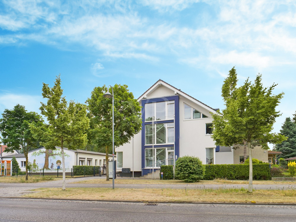 Blick von der gegenüberliegenden Straßenseite