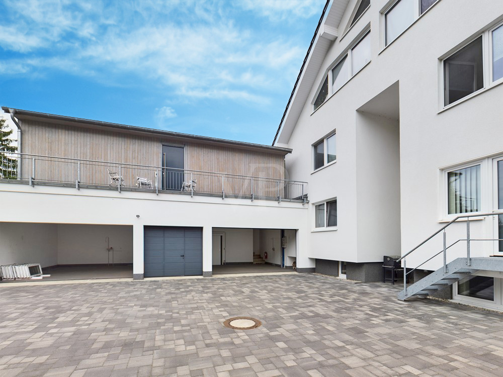 Blick in die großen Arbeits-, Werkstatt- oder Lagerflächen im Erdgeschoss