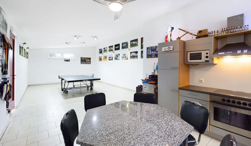 Mögliches Großraumbüro oder Werkstatt mit Einbauküche