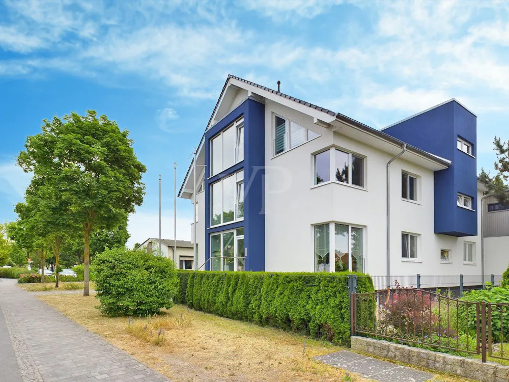 Blick von der Straße auf das Wohn- und Geschäftshaus