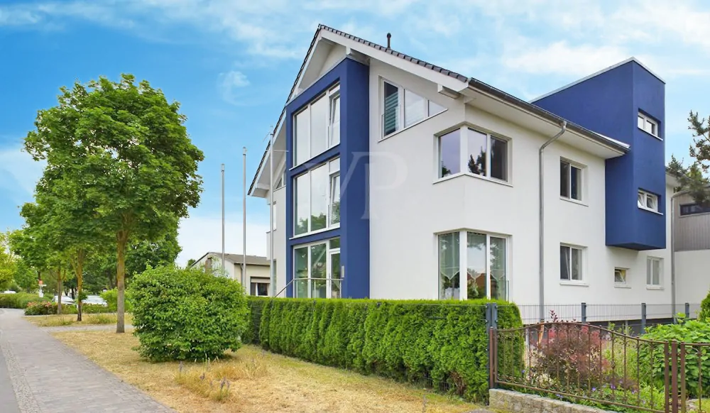 Blick von der Straße auf das Wohn- und Geschäftshaus