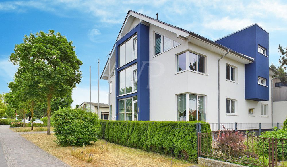 Blick von der Straße auf das Wohn- und Geschäftshaus